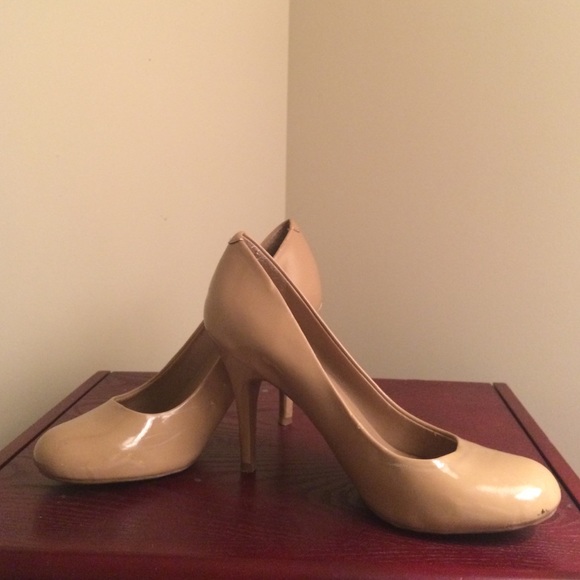 Heels/Pumps - Picture 2 of 2
