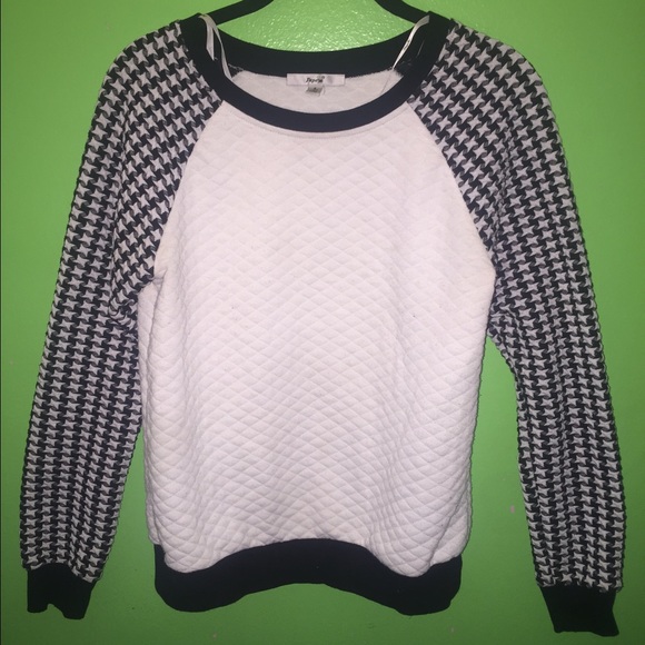 White and black sweatshirt