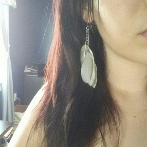 2 pairs of feather earrings