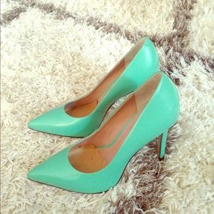 Pour la Victoire mint green pumps