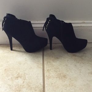 Black booties with heel
