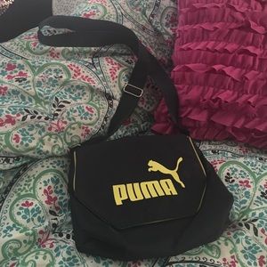 PUMA Small messenger bag. Navy/yellow lining