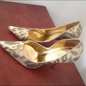 Size 8M Guess Heels