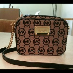 Michael kors black and beige crossbody !