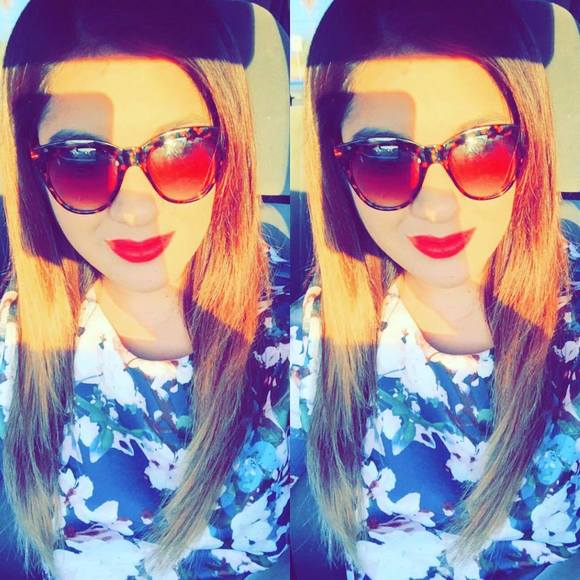 Meet your Posher, Mona