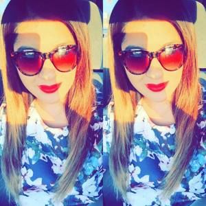 Meet your Posher, Mona