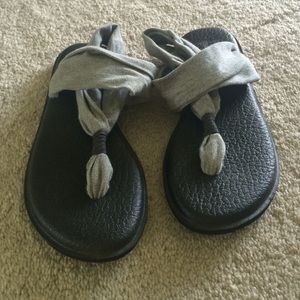 Sanuk grey yoga sandals