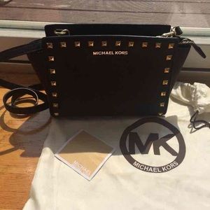 SOLD! Michael kors selma messenger