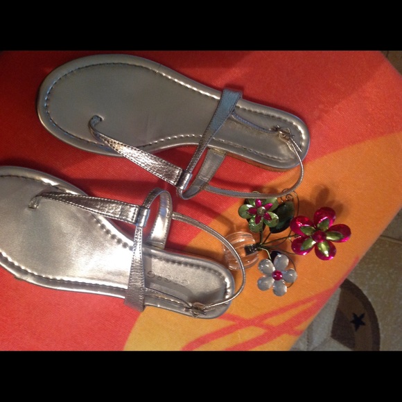 🎈GEORGE Silver sandals!🎈