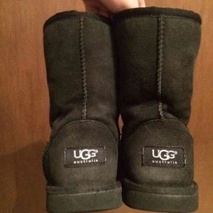 Black uggs size 4