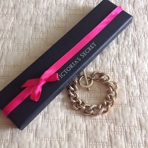 ✨SALE✨Gold Tone Bracelet✨