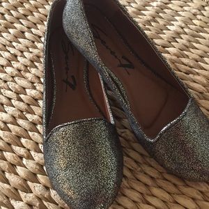 Seven 7 gold/black flats