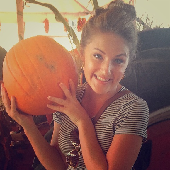 Meet your Posher, Lauren @birdie_boutique_resale - Picture 2 of 4