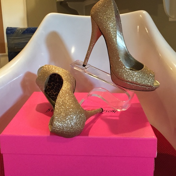 Betsy Johnson - Picture 2 of 3