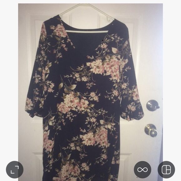 Floral Quarter Sleeve Dress - Picture 3 of 3