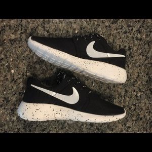New black speckled Nike Roshe run