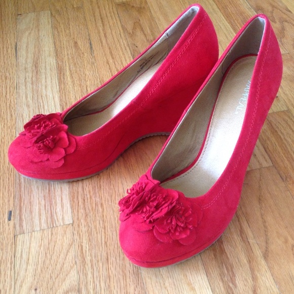 Red faux suede wedges with flower
