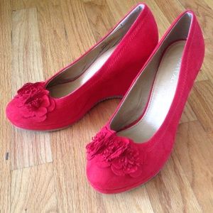 Red faux suede wedges with flower