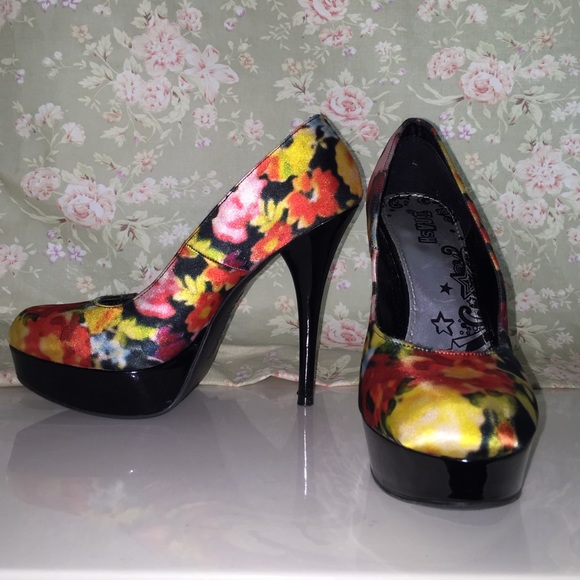 Like new floral pumps 😍