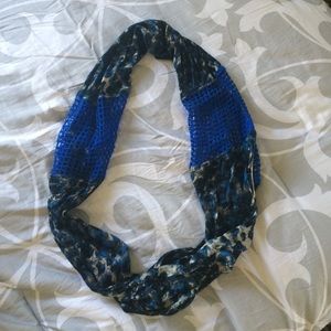 URBAN OUTFITTERS Infinity Scarf 💙