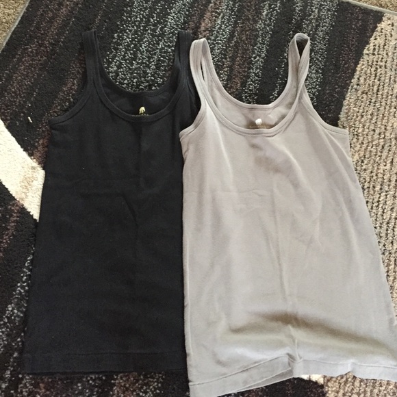 🌴Lot of 2 banana republic "essential tanks"🌴