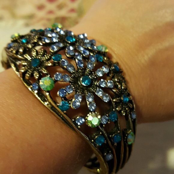 Flowery bracelet - Picture 4 of 4