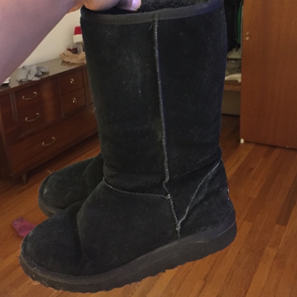Black UGGS - Picture 2 of 4
