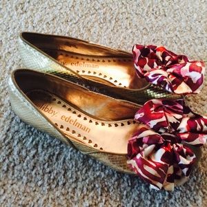 Libby Edelman gold peep-toe flats with bow in sz 8