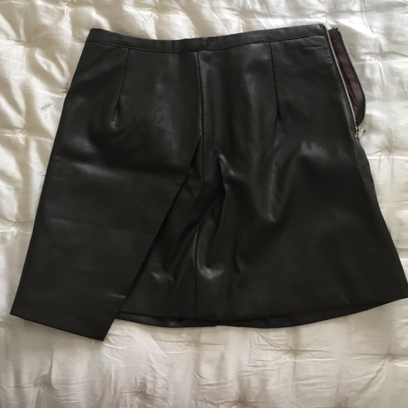 Leather skirt never been used - Picture 2 of 2