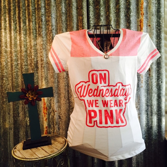 Dist Rict Tops - 💥Cyber Monday Sale💥Cute Tshirt NWT Size XL