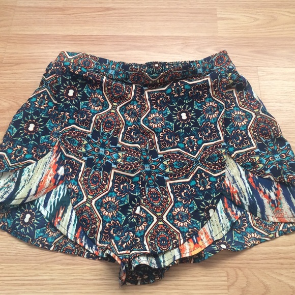 Stretchy pattern shorts