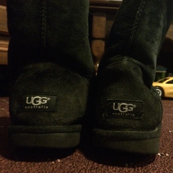 Black classic uggs