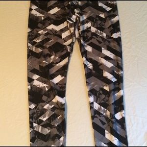 Super cute chevron fitted running pants.