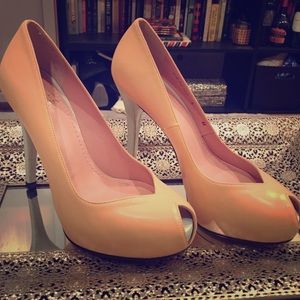 Stuart Weitzman Vamp Platform Pump