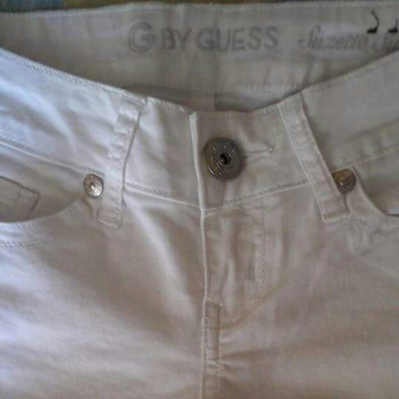 MAKE ME AN OFFER. Guess jeans. - Picture 2 of 3