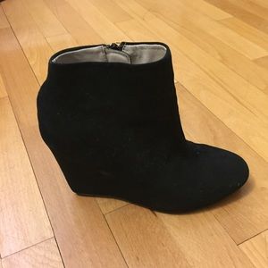 Pour La Victoire black suede boots