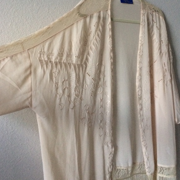 FINAL SALE 🎉 Cream colored Lace Kimono Shawl - Picture 2 of 4