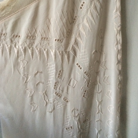 FINAL SALE 🎉 Cream colored Lace Kimono Shawl - Picture 3 of 4