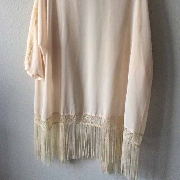 FINAL SALE 🎉 Cream colored Lace Kimono Shawl - Picture 4 of 4