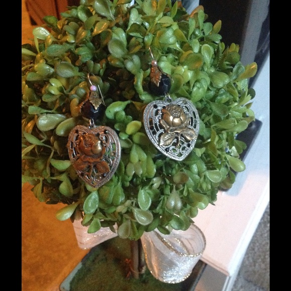 🌼Dangling heart-shaped earrings!🌼Pretty🌻 - Picture 2 of 2