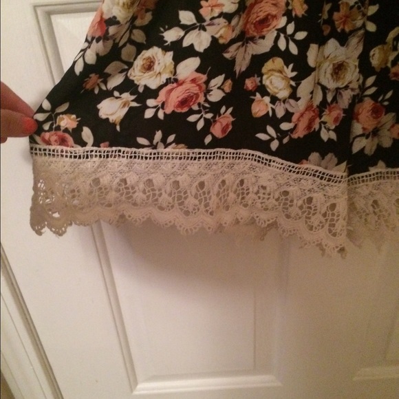 Floral romper with lace details! - Picture 2 of 3