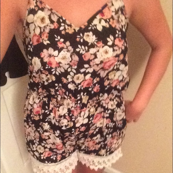 Floral romper with lace details! - Picture 3 of 3