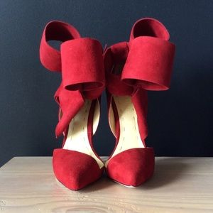 Aminah Abdul Jillil Bow Pump Red Suede