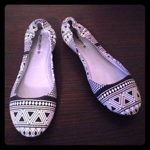 Black/white printed flats
