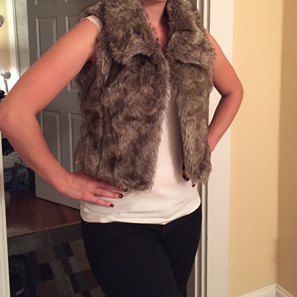 ❌❌SOLD❌❌ Nordstrom juniors faux fur vest - Picture 1 of 4