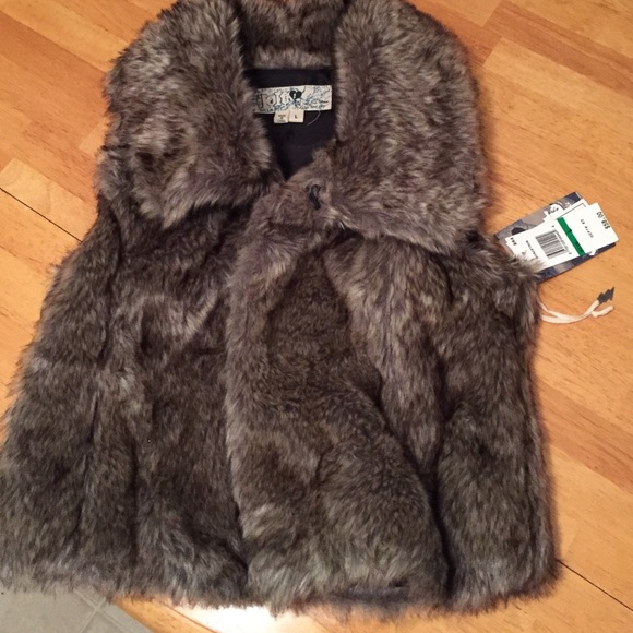 ❌❌SOLD❌❌ Nordstrom juniors faux fur vest - Picture 2 of 4