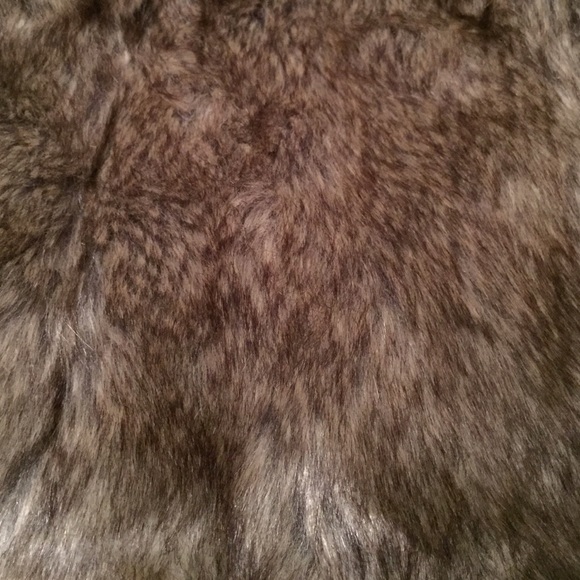 ❌❌SOLD❌❌ Nordstrom juniors faux fur vest - Picture 4 of 4