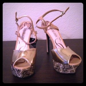 Printed strapped open toed heels