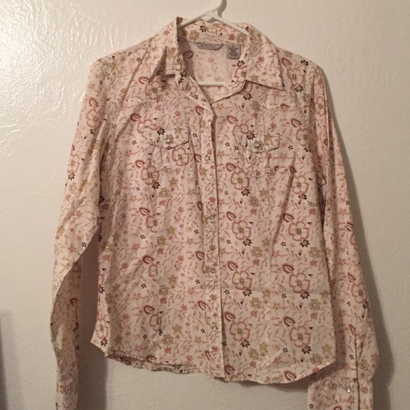 Casual top with pearl snap buttons