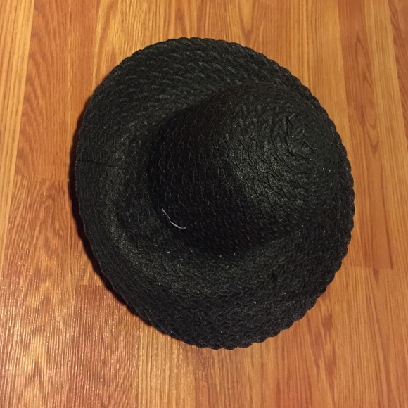 Black beach hat